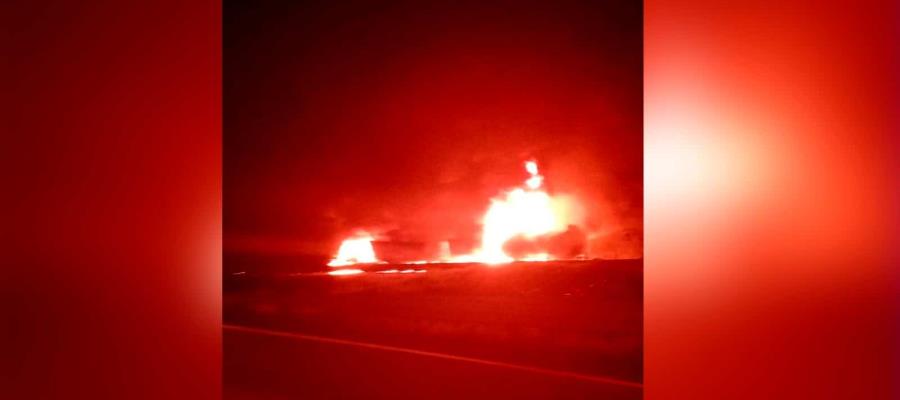 Choca tráiler, se incendia y conductor muere, en Huimanguillo