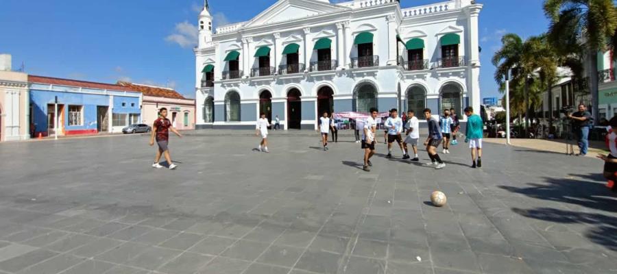 Con ‘cascarita’ frente a Palacio, acusan al INJUDET de privatizar canchas deportivas