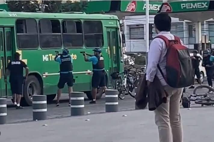 ¡Como de película! Hombre roba tienda en Jalisco y secuestra camión con 14 pasajeros ¡Como de película! Hombre roba tienda en Jalisco y secuestra camión con 14 pasajeros