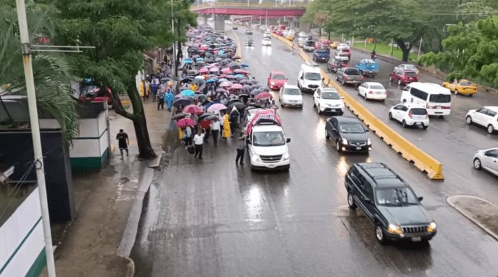 Protestan trabajadores de la UJAT por deficiencias en servicios médicos