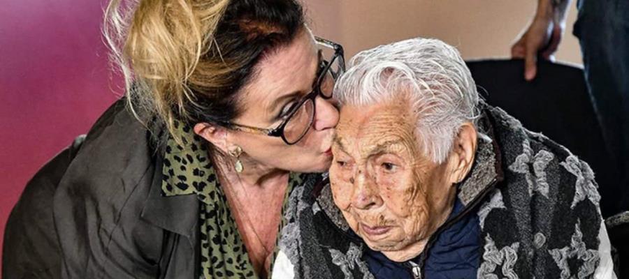 Denuncia Laura Zapata venta de fotos junto a su abuela Eva Mange