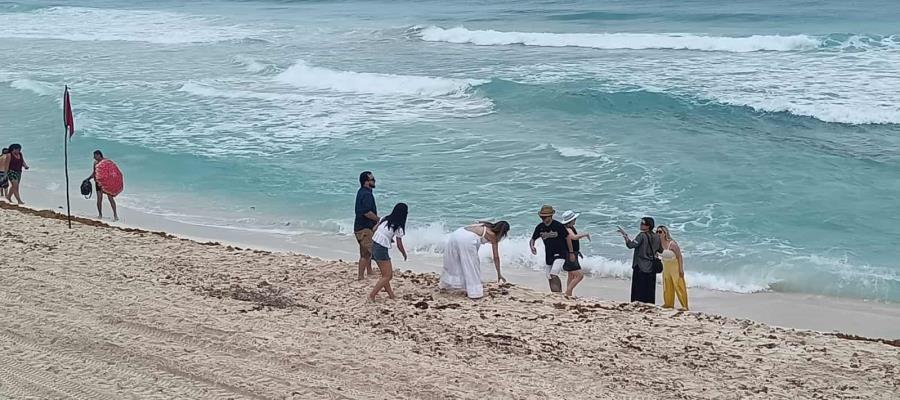 Turistas colombianos se salvan de ahogarse en playa de Cancún, tras no respetar indicaciones