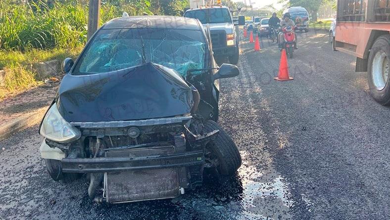 Joven impacta automóvil contra poste en el Periférico de Villahermosa