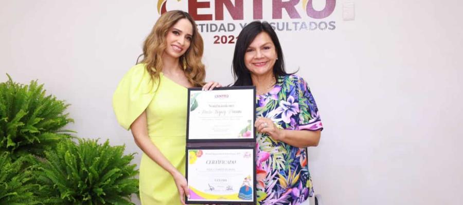 Dan a Paola Torpey su certificado de registro como embajadora de Centro