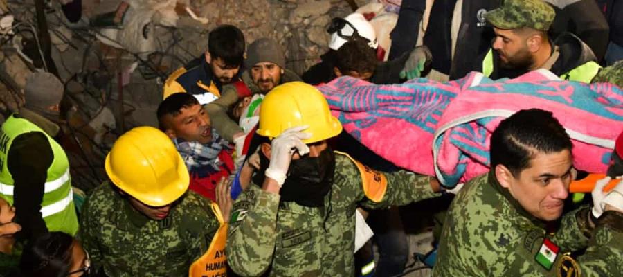 Brigadistas mexicanos han rescatado a 3 personas con vida y recuperado 11 cuerpos: Sedena Brigadistas mexicanos han rescatado a 3 personas con vida y recuperado 11 cuerpos: Sedena