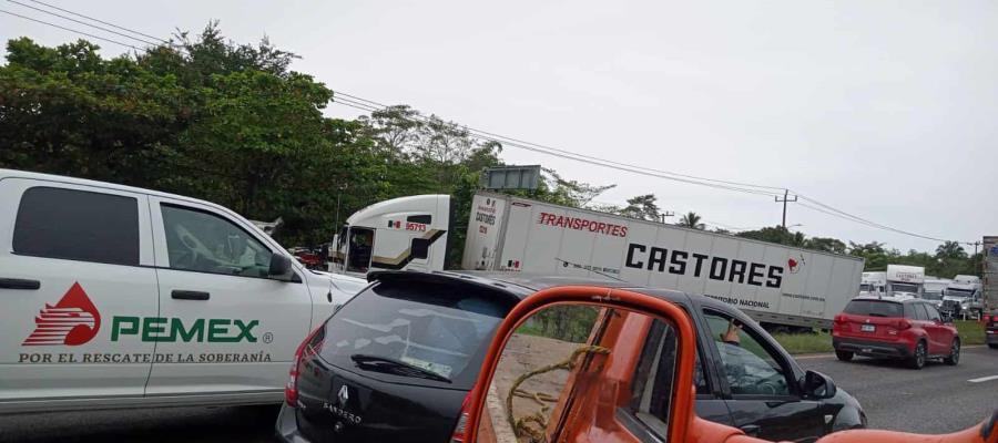 Tráiler pierde el control y termina atravesado en la carretera Villahermosa-Cárdenas