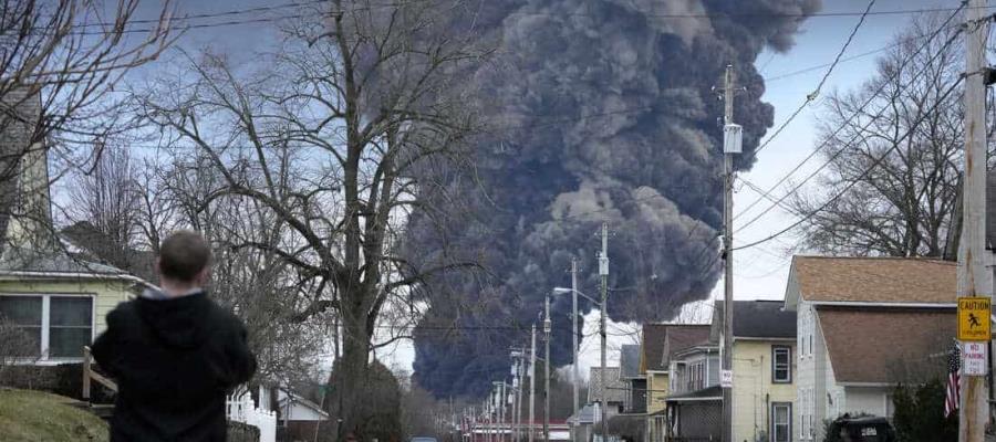 Preocupa a EE. UU. fugas de sustancias químicas tras descarrilamiento de tren en Ohio