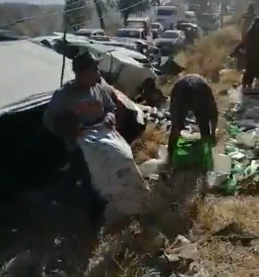 Vuelca tráiler que transportaba refrescos en la México-Puebla; ¡Fue saqueado en minutos!