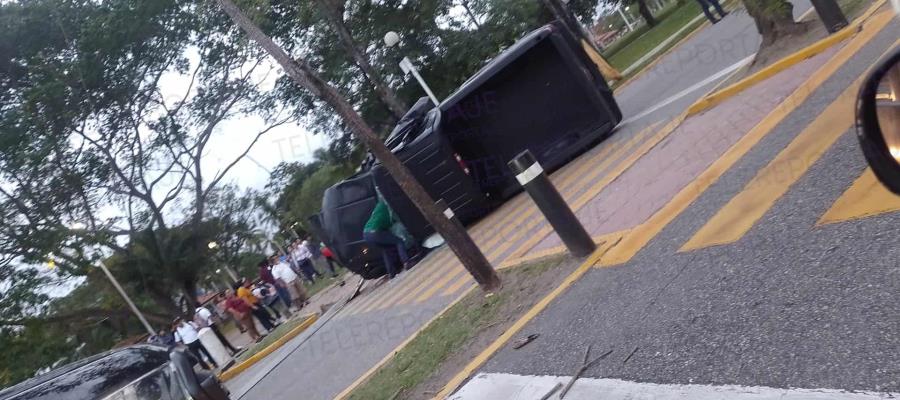 Cae luminaria en Paseo Tabasco y camioneta vuelca; arteria quedó cerrada