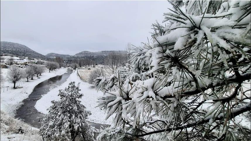 Fuerte nevada viste de blanco a Creel, en Chihuahua 