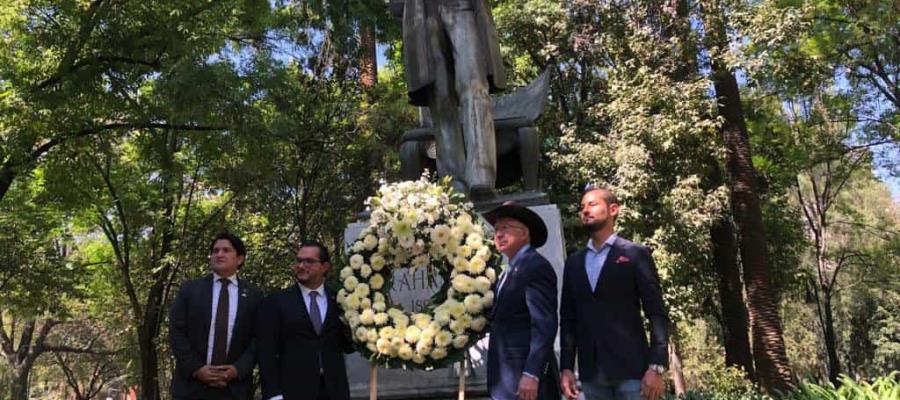 Celebra Ken Salazar Día del Presidente de EE.UU con ofrenda floral en monumento a Lincoln