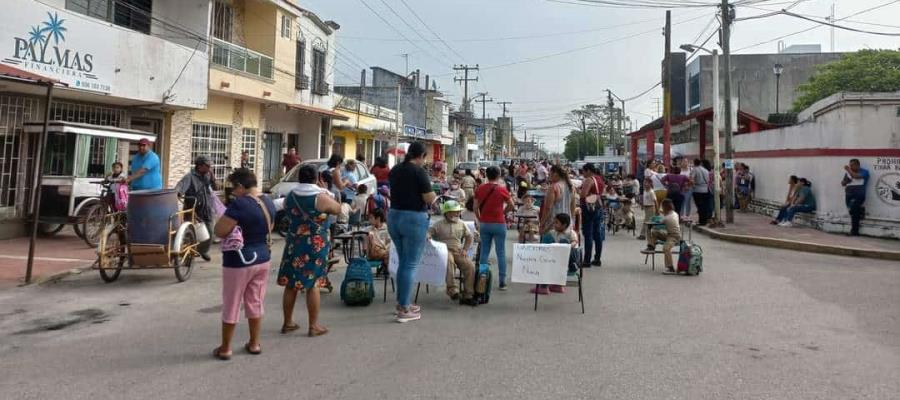 Toman clases en la calle alumnos de primaria en Macuspana, exigen rehabilitación de aulas