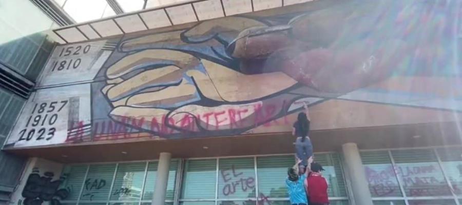 Con pintas en mural de Rectoría, estudiantes de la UNAM denuncian acoso