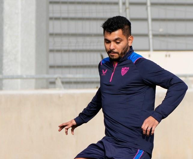 Tecatito Corona reaparece en entrenamiento del Sevilla tras 6 meses sin actividad por lesión Tecatito Corona reaparece en entrenamiento del Sevilla tras 6 meses sin actividad por lesión