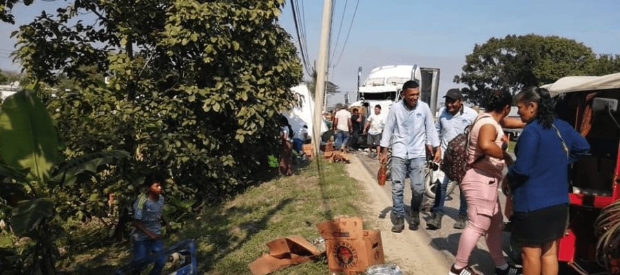 Se olvidan de heridos y rapiñan camión de cerveza en la Villahermosa-Cárdenas