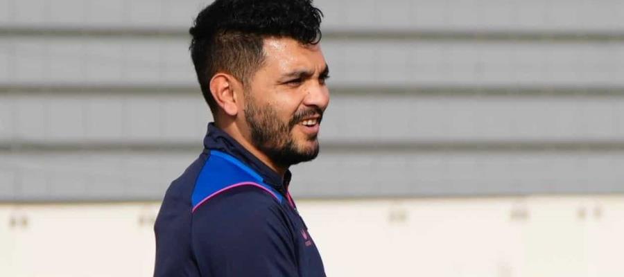 “Tecatito” Corona se resiente de lesión y trabaja por separado en Sevilla