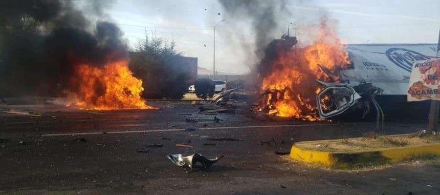 Se calcina tráiler tras chocar cerca de caseta de cobro en Michoacán