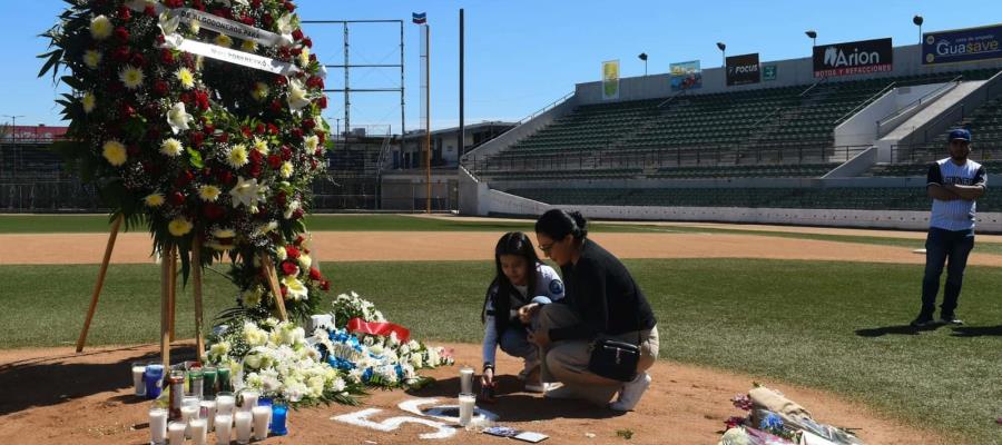 Con flores y veladoras, aficionados despiden a Matt Pobereyko en el Kuroda Park