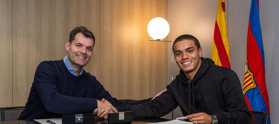 Hijo de Ronaldinho firma de manera oficial con el Barcelona Hijo de Ronaldinho firma de manera oficial con el Barcelona