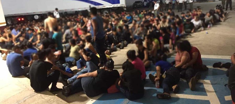 Hallan a 343 migrantes en tráiler abandonado en Veracruz 