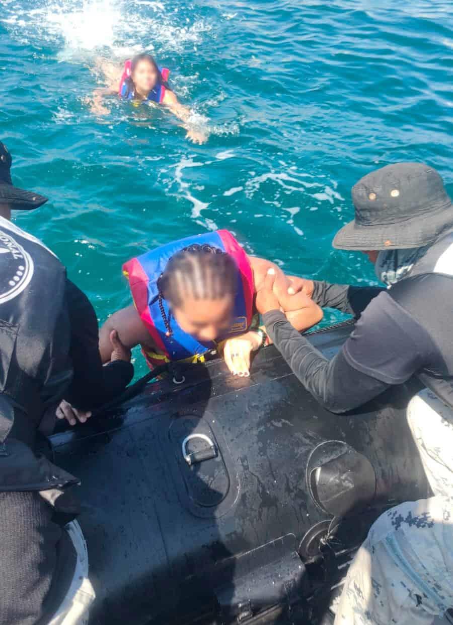 Rescatan a 2 turistas arrastrados por el mar en Acapulco