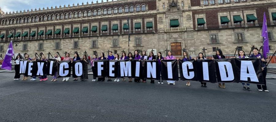 “México feminicida”: Protestan mujeres del PAN frente a Palacio Nacional 