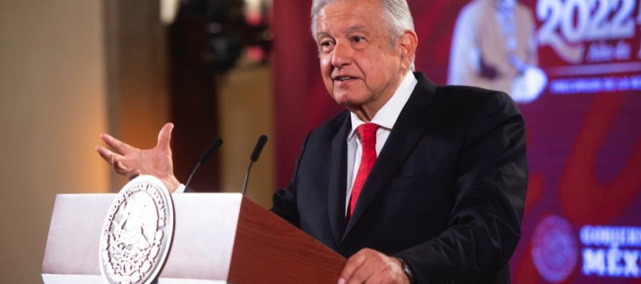 Rejas en Palacio Nacional fue para evitar que la derecha quisiera quemarlo: AMLO