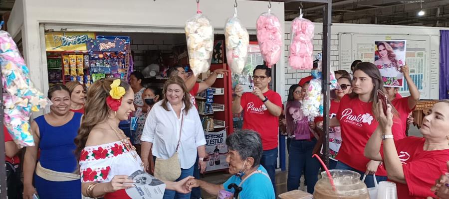 Representante de Centro vive la algarabía al visitar el mercado “Pino Suárez”