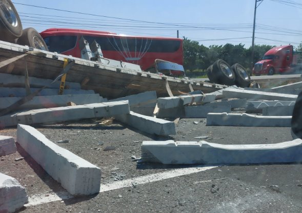 Vuelca tráiler cargado con durmientes en la Coatzacoalcos-Villahermosa