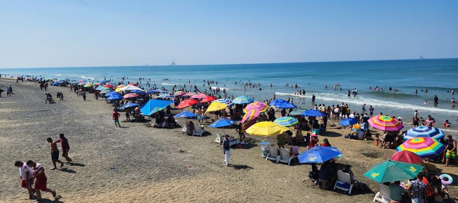 Abarrotan playas de Paraíso ante fin de semana caluroso