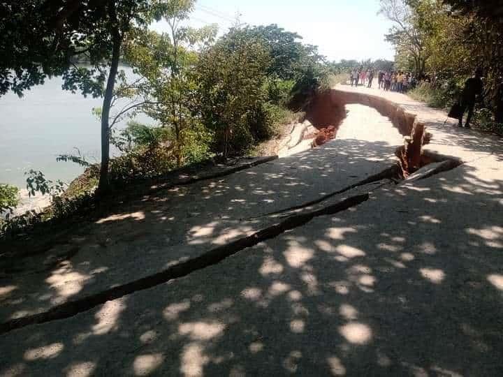 Se deslava tramo carretero en el Ejido Alto Amatitán, Jonuta