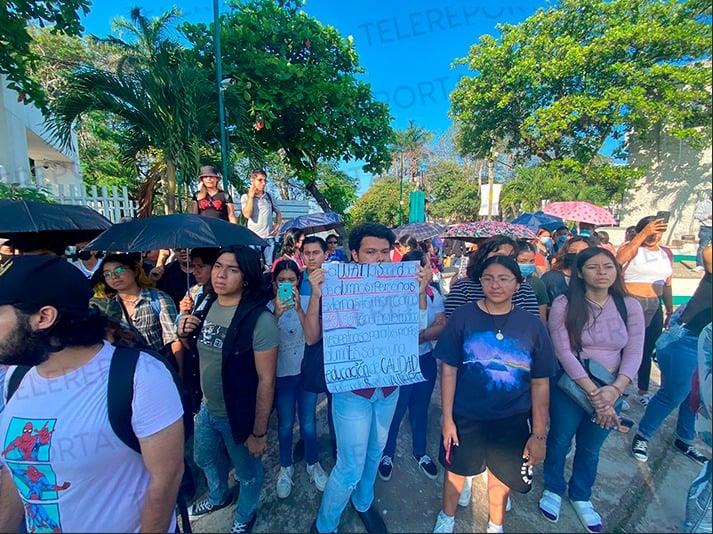 ¡Protestan estudiantes, piden exentar con 8! UJAT defiende modificación de elevar calificación