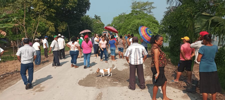 Bloquean carretera de la ranchería Barrancas y Guanal, piden rehabilitación de escuelas y caminos