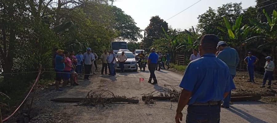 Acusan a Pemex de ocasionar deslave en carretera de Barrancas y Guanal; protestan cerrando acceso