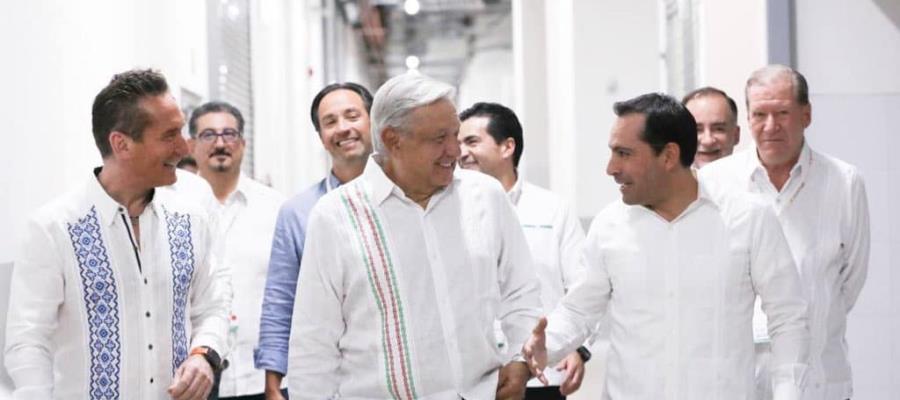 Pide AMLO a banqueros seguir haciendo negocios legales en México