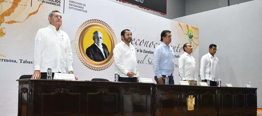 Reconoce UJAT a estudiantes con premio excelencia ‘Manuel Sánchez Mármol’