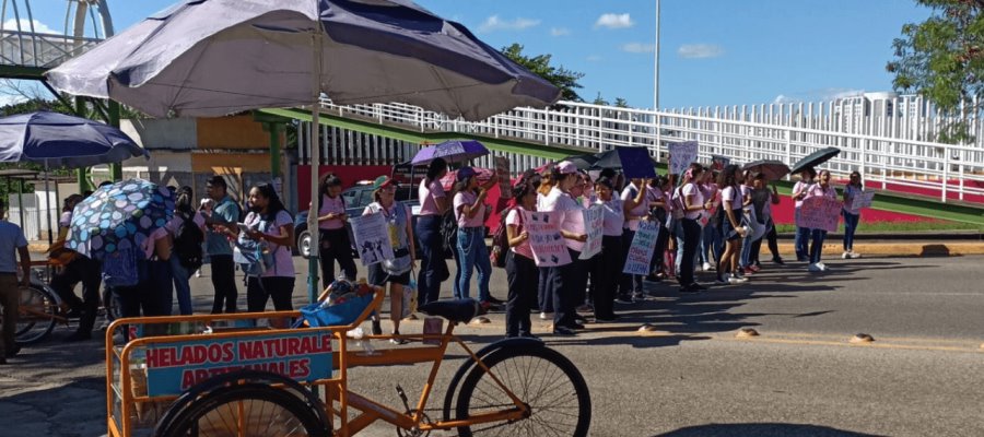 Con marcha, normalistas de Tabasco piden cese de maestro acusado de acoso