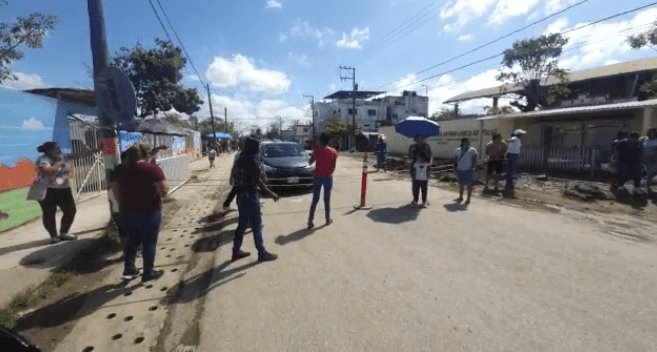 Cierran padres de familia calle en Gaviotas Sur por malas condiciones de escuela