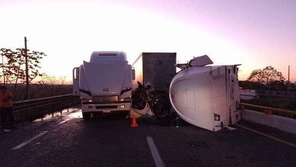 Chocan 2 tráileres en la Cárdenas-Coatzacoalcos