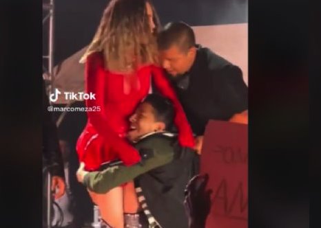 Está pedito, no pasa nada, Belinda se asusta con fan que no la soltaba