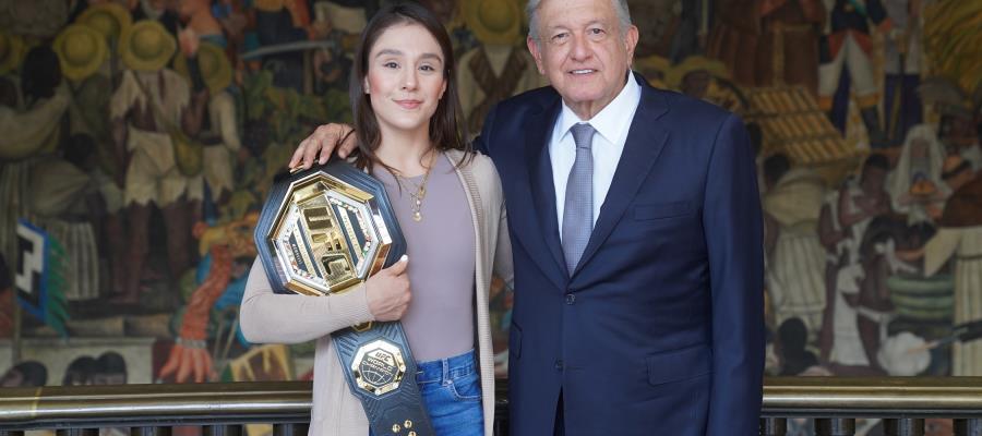 AMLO recibe a la mexicana Alexa Grasso, campeona mundial de la UFC