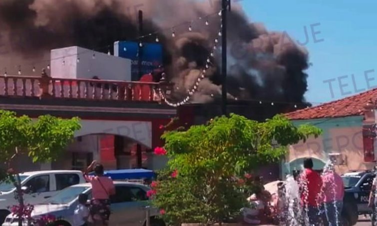 Se incendia local de ropa en el centro de Jalpa de Méndez