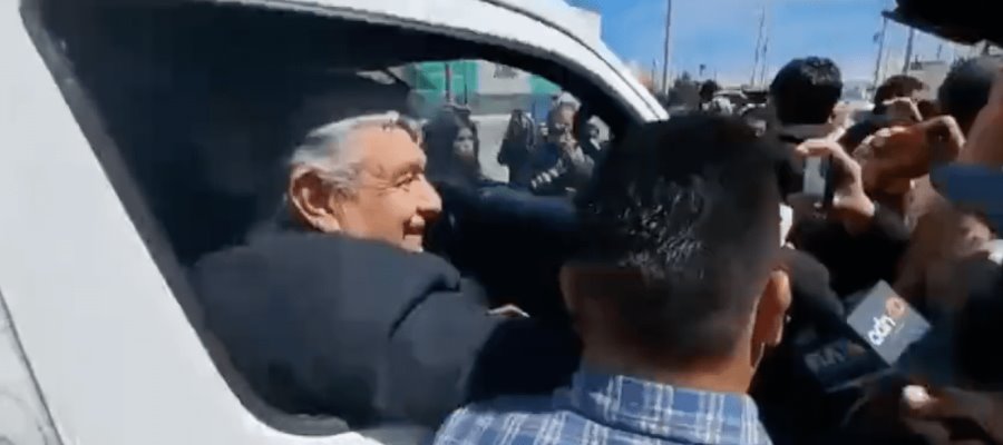 Migrantes protestan en Ciudad Juárez; paran vehículo de AMLO para pedirle justicia