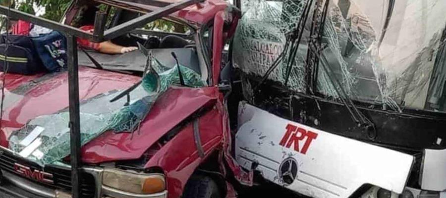 Choca autobús de pasajeros y camioneta particular en la Comalcalco-Cárdenas