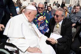 Papa Francisco recibe muñeca Otomí como obsequio de la embajada de México en el vaticano Papa Francisco recibe muñeca Otomí como obsequio de la embajada de México en el vaticano