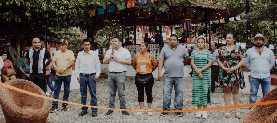 Participan artesanos de 7 estados de la república en el Corredor Artesanal de Villa Tapijulapa Participan artesanos de 7 estados de la república en el Corredor Artesanal de Villa Tapijulapa