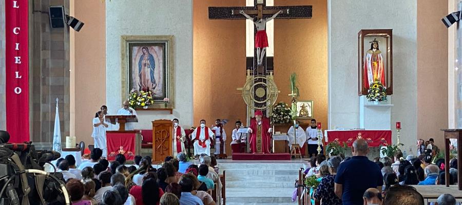 Miles de católicos participan en celebración del Domingo de Ramos en Tabasco