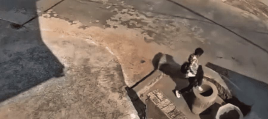 En China, una Niña avienta a un pequeño a pozo; asegura que lo vio en una serie En China, una Niña avienta a un pequeño a pozo; asegura que lo vio en una serie