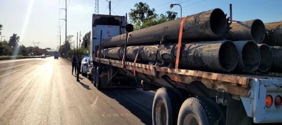 Asegura GN a tractocamión con tubos de Pemex aparentemente robados Asegura GN a tractocamión con tubos de Pemex aparentemente robados