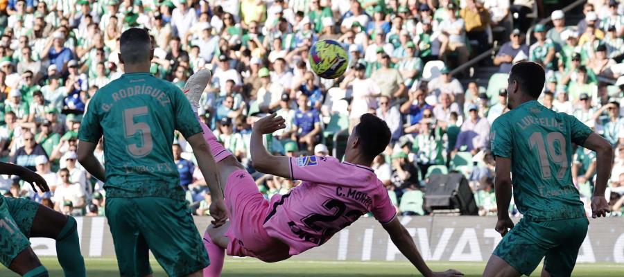 César Montes marca de chilena su primer gol en Europa en la caída del Espanyol 3-1 ante el Betis